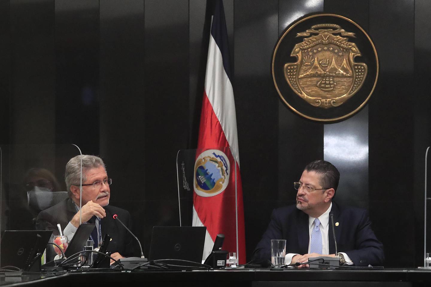 Un hombre con un micrófono
Descripción generada automáticamente con confianza baja